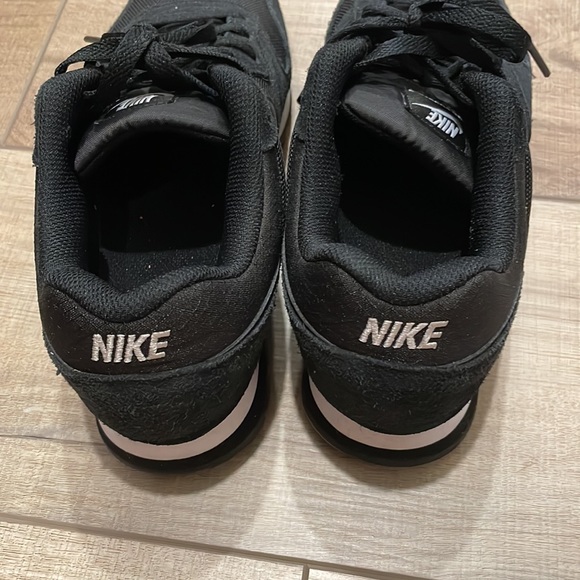 Black Nike shoes - Picture 3 of 5